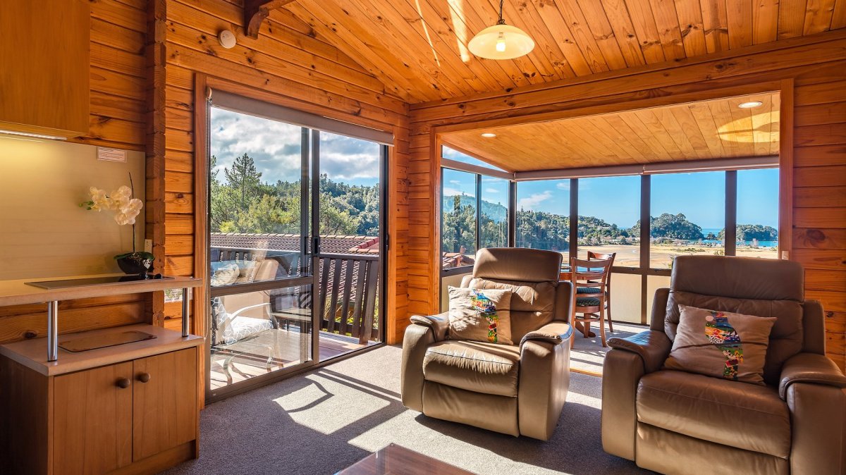 54731066_2112971388797759_4569055010565914624_o a living room filled with furniture and a large window