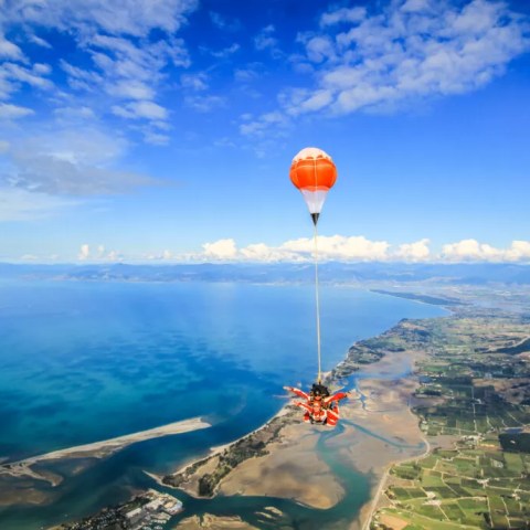 Skydive Abel Tasman starting to descend.