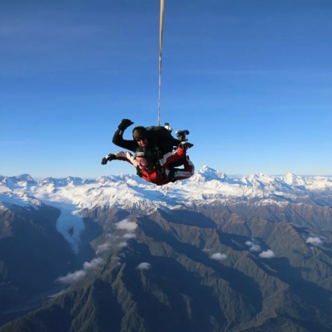 Tandem skydiving over a picturesque background in Franz Josef & Fox Glacier.