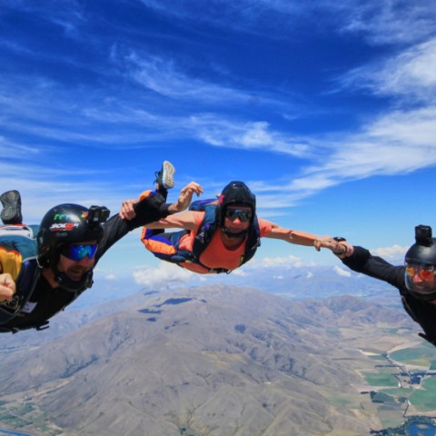 A group of people doing sports skydiving in Mt. Cook